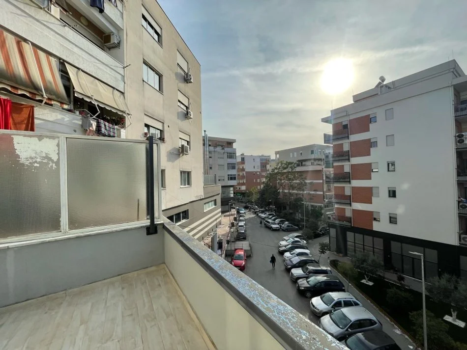 Tirane, jepet me qera 1+1 KOMUNA E PARISIT SIPER QENDRES KRISTAL CENTER Kati 2, 65 m² 550 EURO