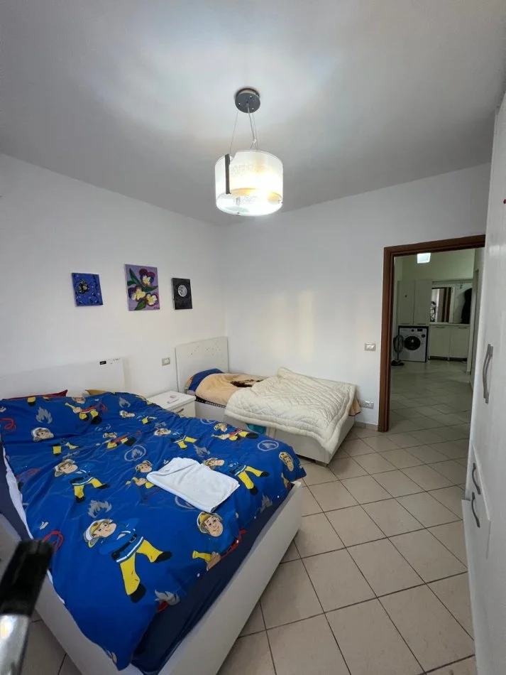 Durres, jepet me qera apartament 1+1 Kati 8, 300 € (TEK TRREGU I MADH)