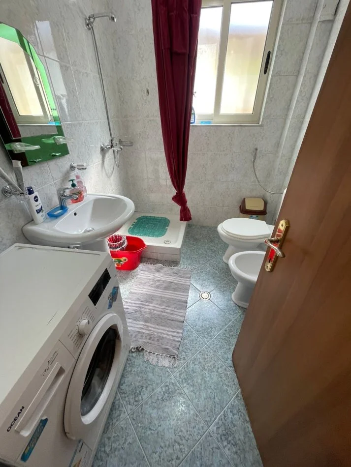 Tirane, jepet me qera apartament 2+1+Ballkon Kati 1, 87 m² 500 € (Rruga E Kavajes)