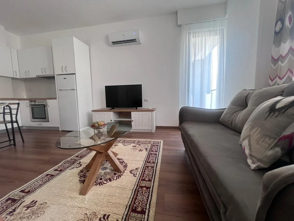 Tirane, jepet me qera apartament 1+1+Ballkon Kati 5, 65 m² 550 € (Rruga Albanopoli Kompleksi Panorama)