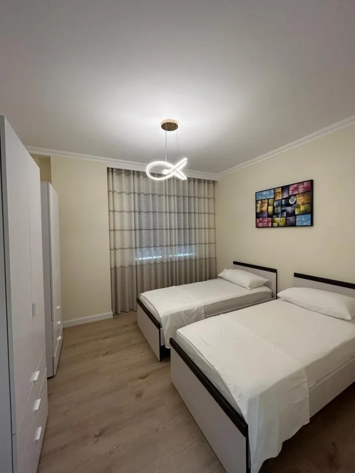 Jepet me Qera Apartament 2+1+ Post Parkimi  , Prane Gjimnazit Izmail Qemali, 1000 €