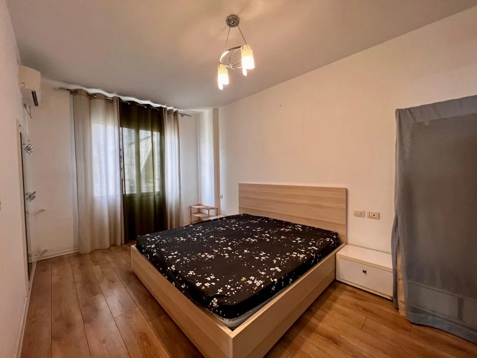 Tirane, jepet me qera apartament 2+1+Ballkon Kati 5, 85 m² 500 € 