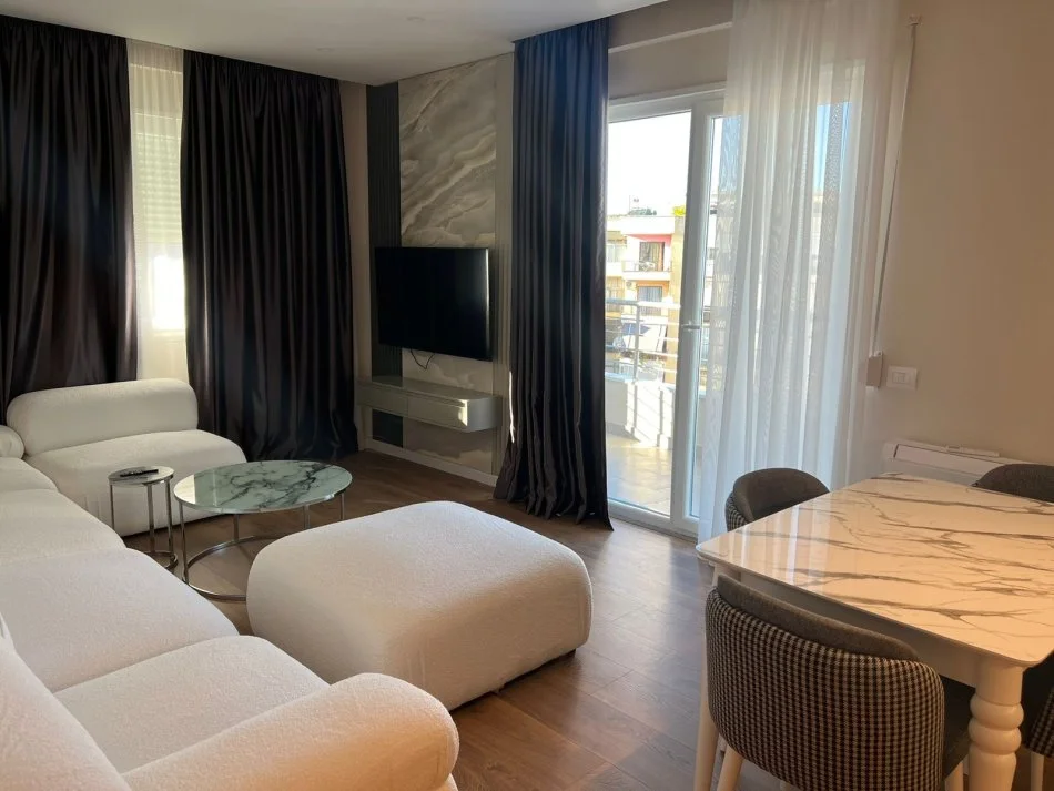 Tirane, jepet me qera apartament 2+1+Ballkon Kati 5, 110 m² 1.300 € (Rruga haxhi kika)