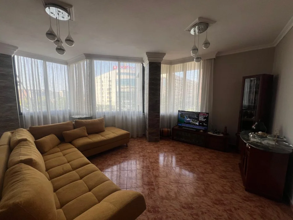 Tirane, jepet me qera apartament 2+1 Kati 5, 98 m² 600 € (Pallati me shigjeta)