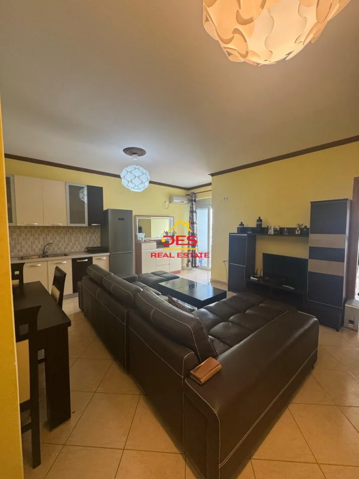 Vlore, jepet me qera apartament 1+1+Ballkon Kati 6, 75 m² 500 € (Rruga Murat Tërbaçi)
