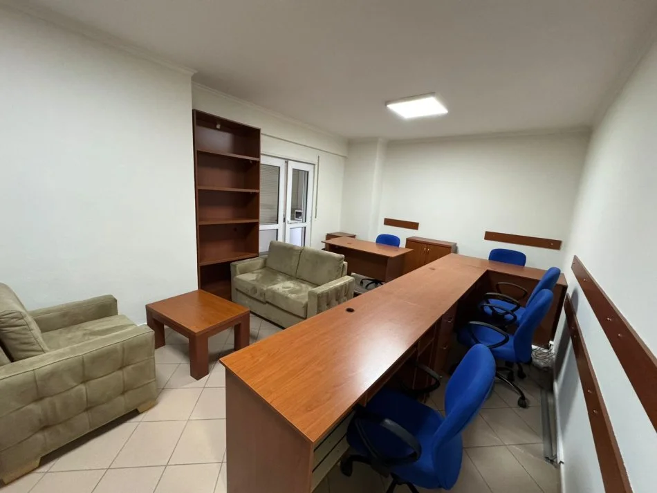 Durres, jepet me qera zyre Kati 2, 50 m² 250 € (Vollga Durres)