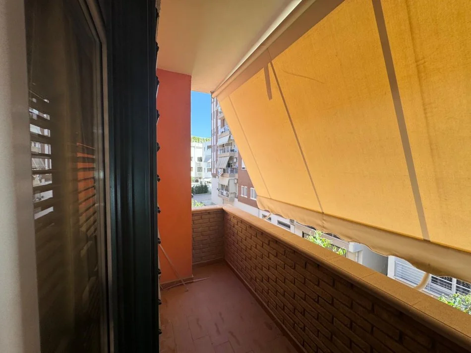 Tirane, jepet me qera apartament 2+1+Ballkon , 600 € 