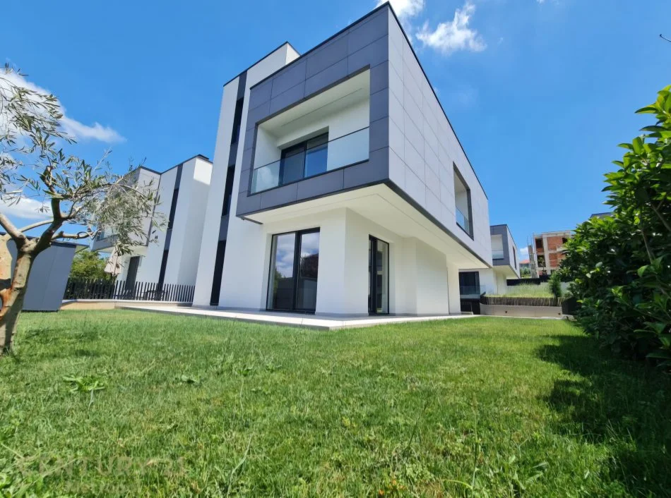 Tirane, jepet me qera Vile 4+1+Aneks+Ballkon Kati 3, 307 m² 3.500 € (Qendra Tregtare TEG)
