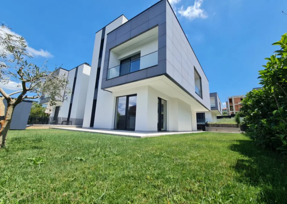 Tirane, jepet me qera Vile 4+1+Aneks+Ballkon Kati 3, 307 m² 3.500 € (Qendra Tregtare TEG)