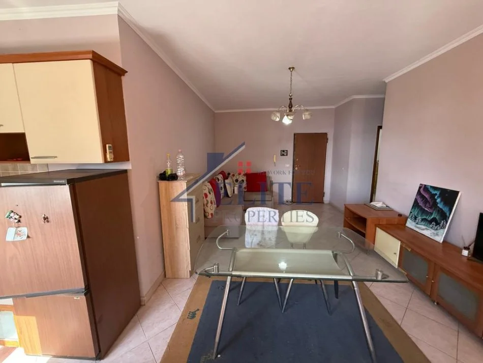 Tirane, jepet me qera apartament 1+1 Kati 11, 65 m² 550 € (Ish Ekspozita)