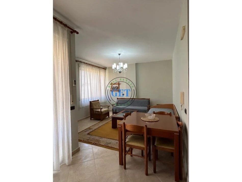 Durres, jepet me qera apartament 1+1 Kati 2, 70 m² 400 € (Shkembi i Kavajes)