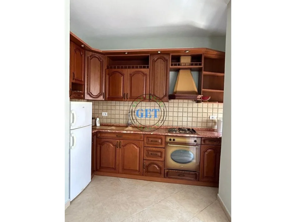 Durres, jepet me qera apartament 1+1 Kati 2, 70 m² 400 € (Shkembi i Kavajes)