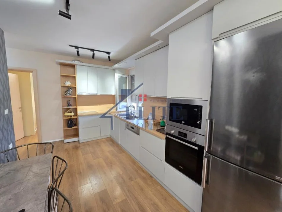 Tirane, jepet me qera apartament 2+1+Ballkon Kati 2, 100 m² 650 € (Kodra e Diellit)