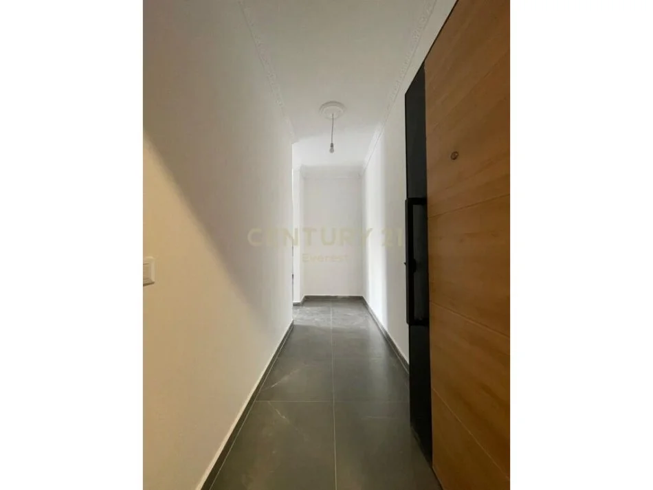 Tirane, jepet me qera apartament 2+1 Kati 3, 93 m² 600 € (bulevardi i ri)