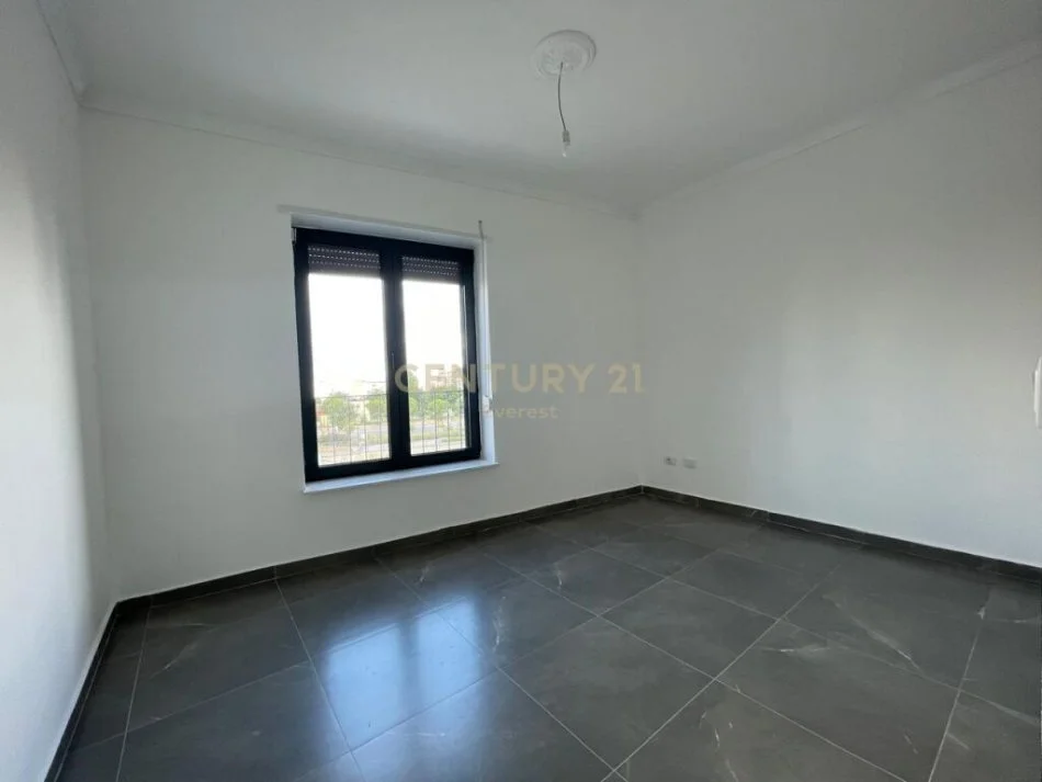 Tirane, jepet me qera apartament 2+1 Kati 3, 93 m² 600 € (bulevardi i ri)