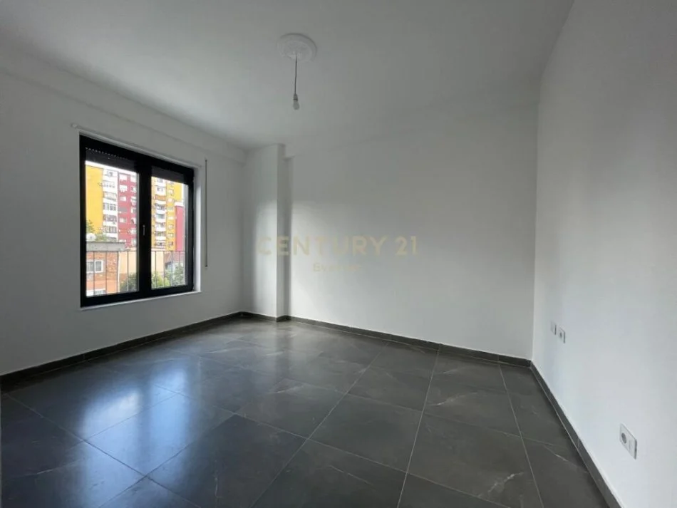 Tirane, jepet me qera apartament 2+1 Kati 3, 93 m² 600 € (bulevardi i ri)