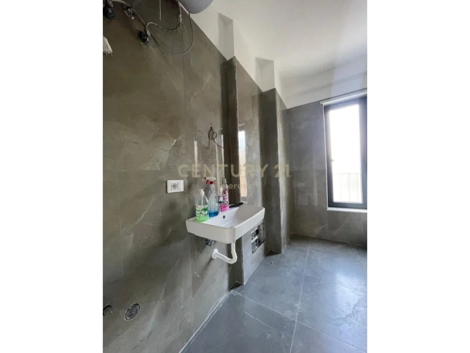 Tirane, jepet me qera apartament 2+1 Kati 3, 93 m² 600 € (bulevardi i ri)