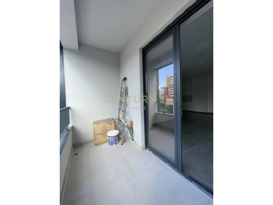 Tirane, jepet me qera apartament 2+1 Kati 3, 93 m² 600 € (bulevardi i ri)