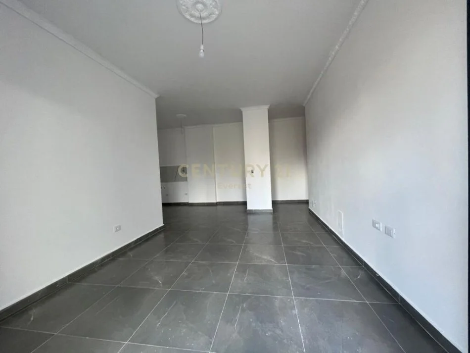 Tirane, jepet me qera apartament 2+1 Kati 3, 93 m² 600 € (bulevardi i ri)