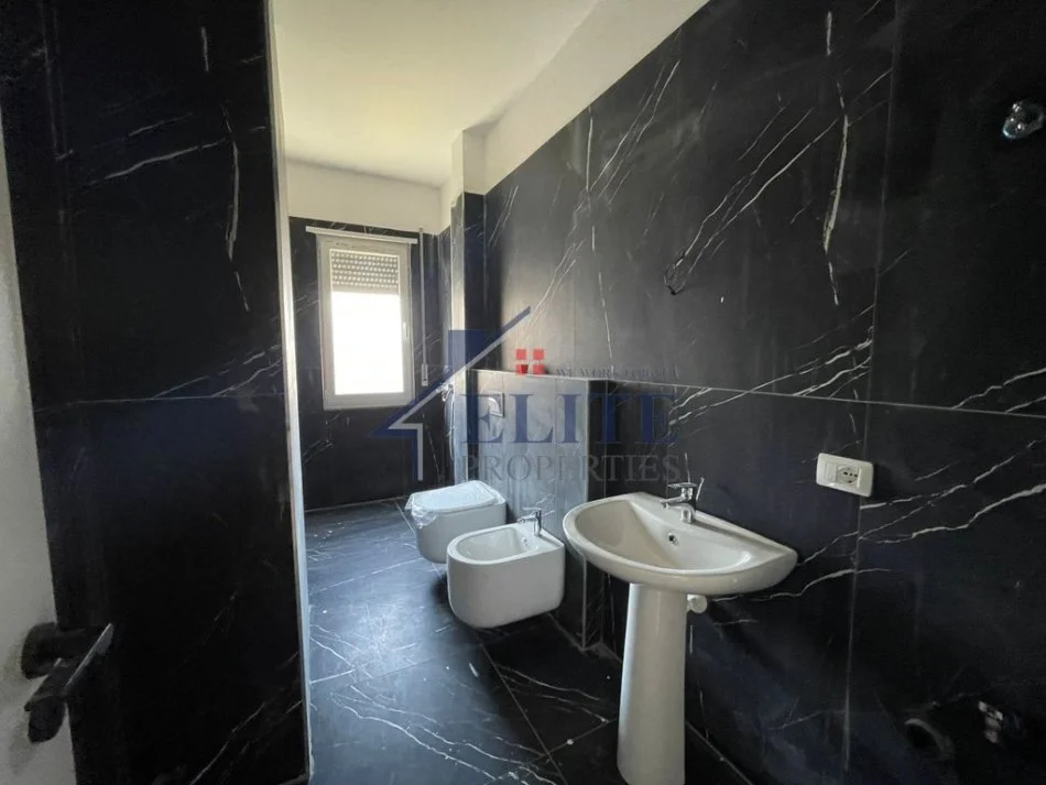 Tirane, jepet me qera apartament 2+1+Ballkon Kati 5, 96 m² 450 € (Kamez)