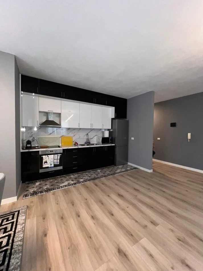 Tirane, jepet me qera apartament 2+1 Kati 3, 100 m² 800 € (Liqeni Artificial)