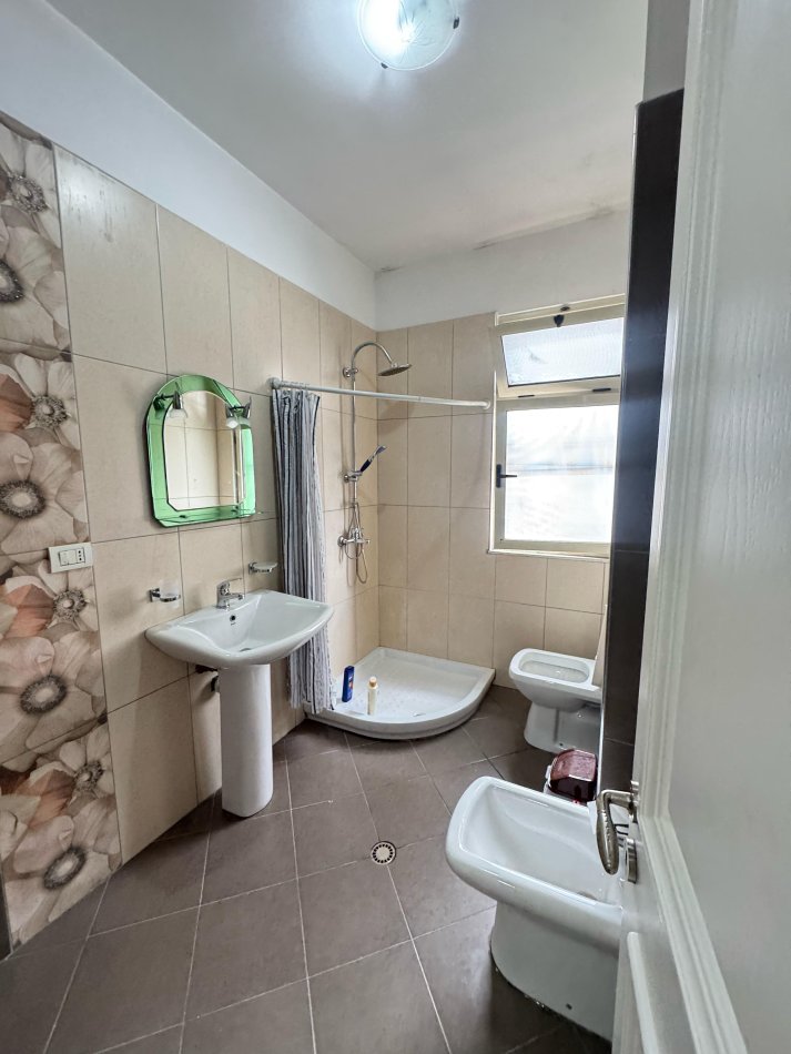 Tirane, jepet me qera apartament 2+1 Kati 4, 85 m² 500 € (astir)