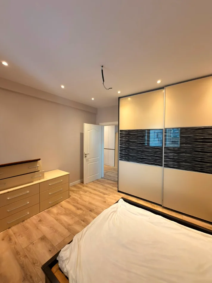 Tirane, shes apartament 2+1+Ballkon Kati 3, 106 m² 220.000 € 