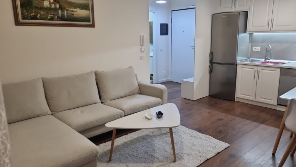 Tirane, jepet me qera apartament 1+1 Kati 3, 62 m² 750 € (tek Kristal Center, Komuna e Parisit)