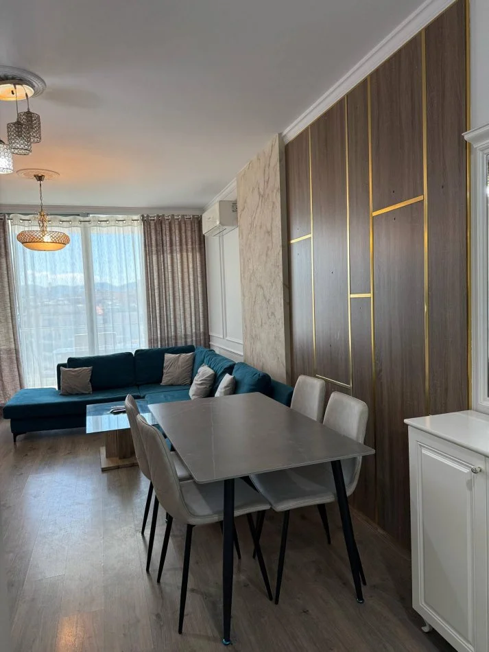 Tirane, jepet me qera apartament 2+1+Ballkon Kati 6, 95 m² 700 € (KOMPLEKSI FIORI DI BOSKO)