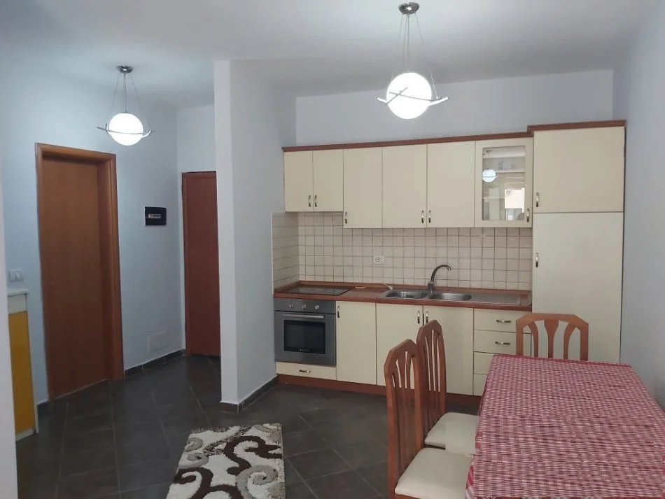 Tirane, jepet me qera apartament 1+1 Kati 4, 65 m² 400 € (Tek Kompleksi Usluga)