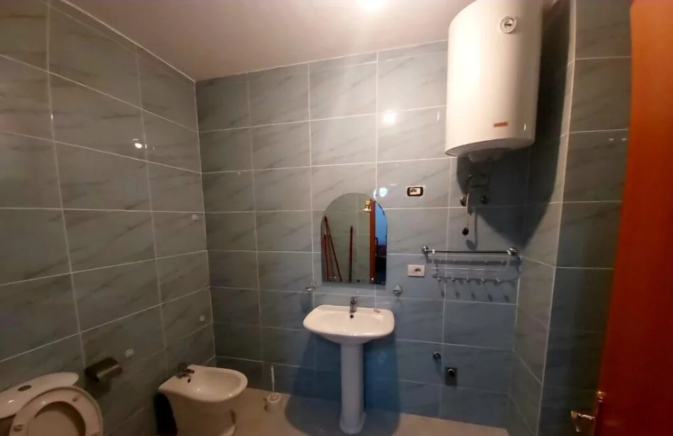 Tirane, jepet me qera apartament 1+1 Kati 4, 65 m² 400 € (Tek Kompleksi Usluga)