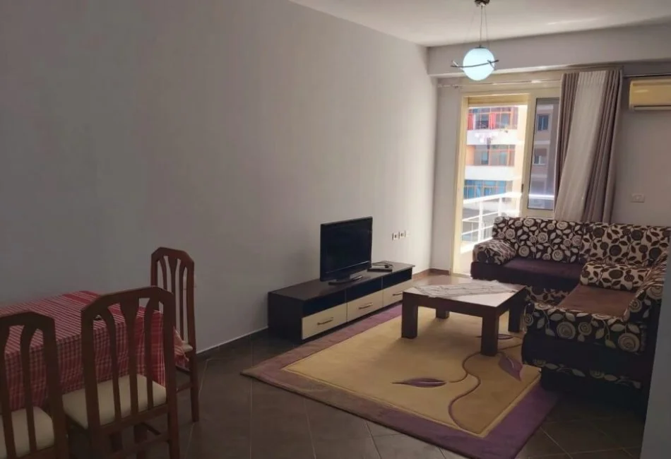 Tirane, jepet me qera apartament 1+1 Kati 4, 65 m² 400 € (Tek Kompleksi Usluga)