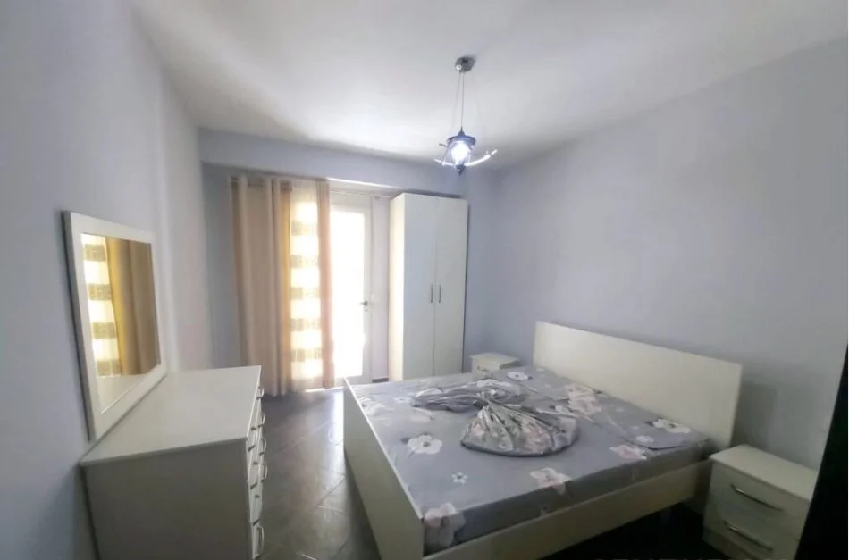 Tirane, jepet me qera apartament 1+1 Kati 4, 65 m² 400 € (Tek Kompleksi Usluga)