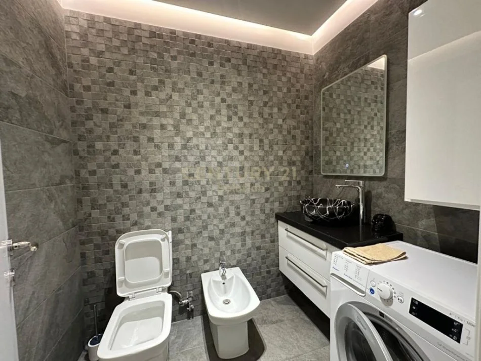 Tirane, jepet me qera apartament 2+1 Kati 2, 115 m² 800 € (komuna)