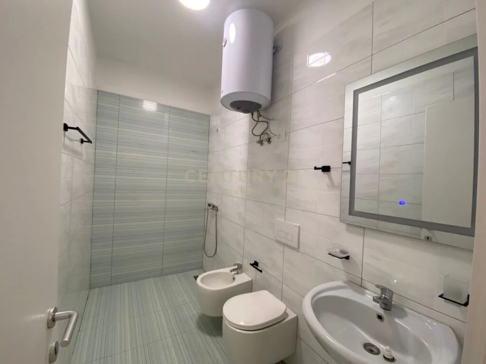 Tirane, jepet me qera apartament 2+1 Kati 6, 112 m² 700 € 