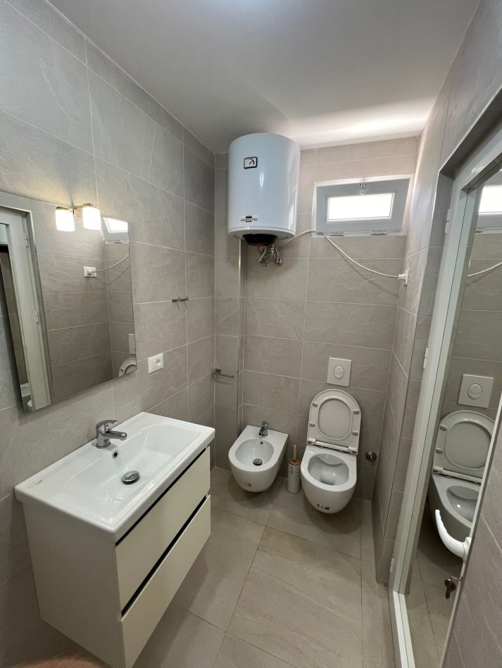 Tirane, jepet me qera apartament 1+1 Kati 1, 50 m² 400 € (Shkolla Bashkuar)