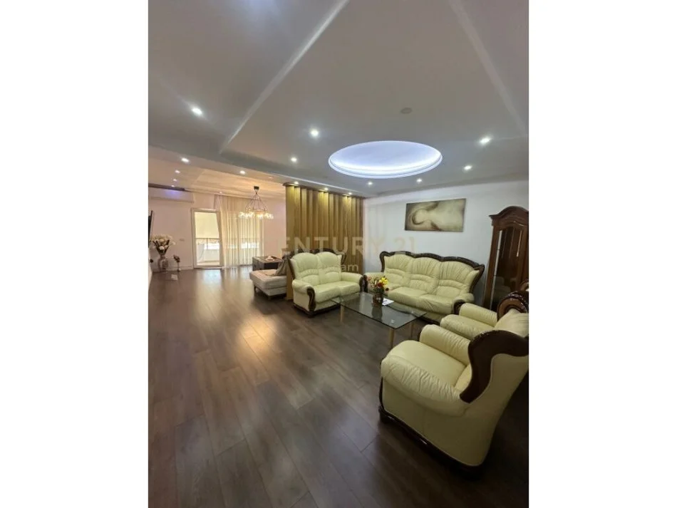 Tirane, jepet me qera apartament 2+1 Kati 6, 157 m² 800 € (komuna e parisit)