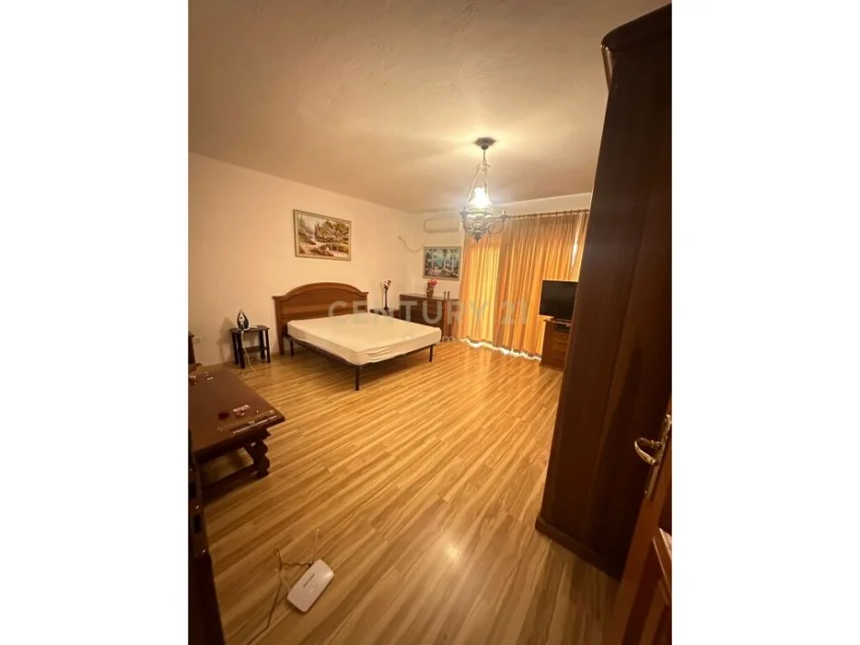 Tirane, jepet me qera apartament 2+1 Kati 6, 157 m² 800 € (komuna e parisit)
