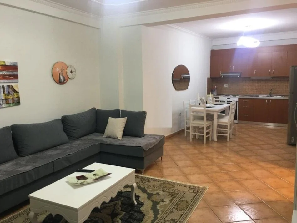 Tirane, jepet me qera apartament 2+1 Kati 1, 102 m² 500 € (Rruga e Dajtit)
