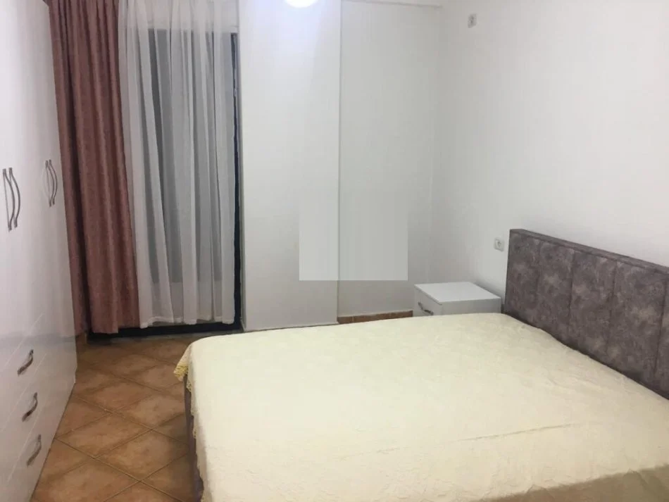 Tirane, jepet me qera apartament 2+1 Kati 1, 102 m² 500 € (Rruga e Dajtit)