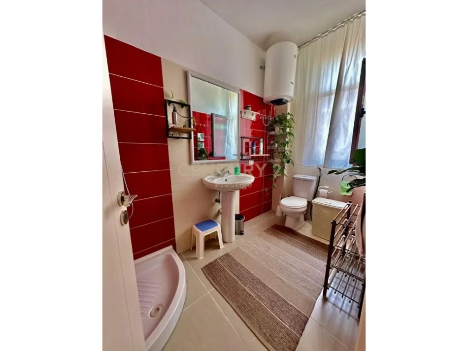 Tirane, jepet me qera apartament 2+1 Kati 1, 110 m² 900 € (liqeni i thate)