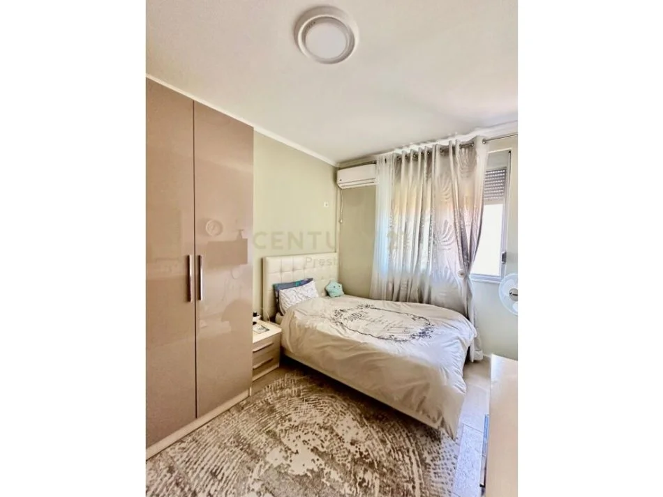 Tirane, jepet me qera apartament 2+1 Kati 1, 90 m² 800 € (liqeni i thate)