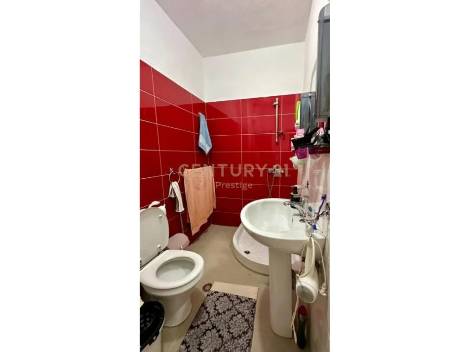 Tirane, jepet me qera apartament 2+1 Kati 1, 110 m² 900 € (liqeni i tiranes)