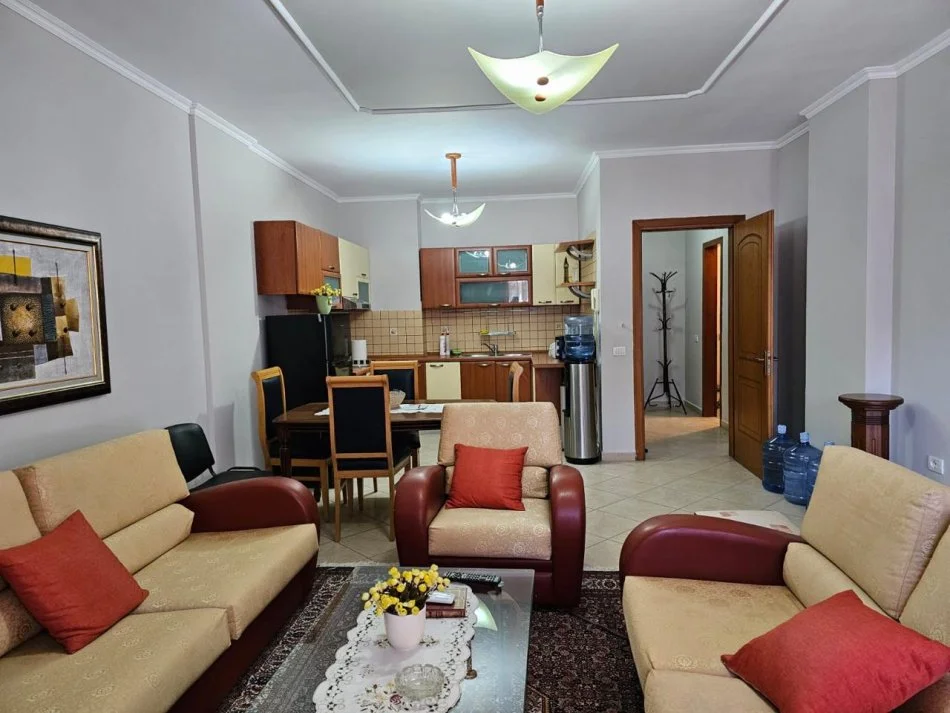 Tirane, jepet me qera apartament 2+1+Ballkon Kati 3, 600 € (Tek shkolla Siri Kodra)