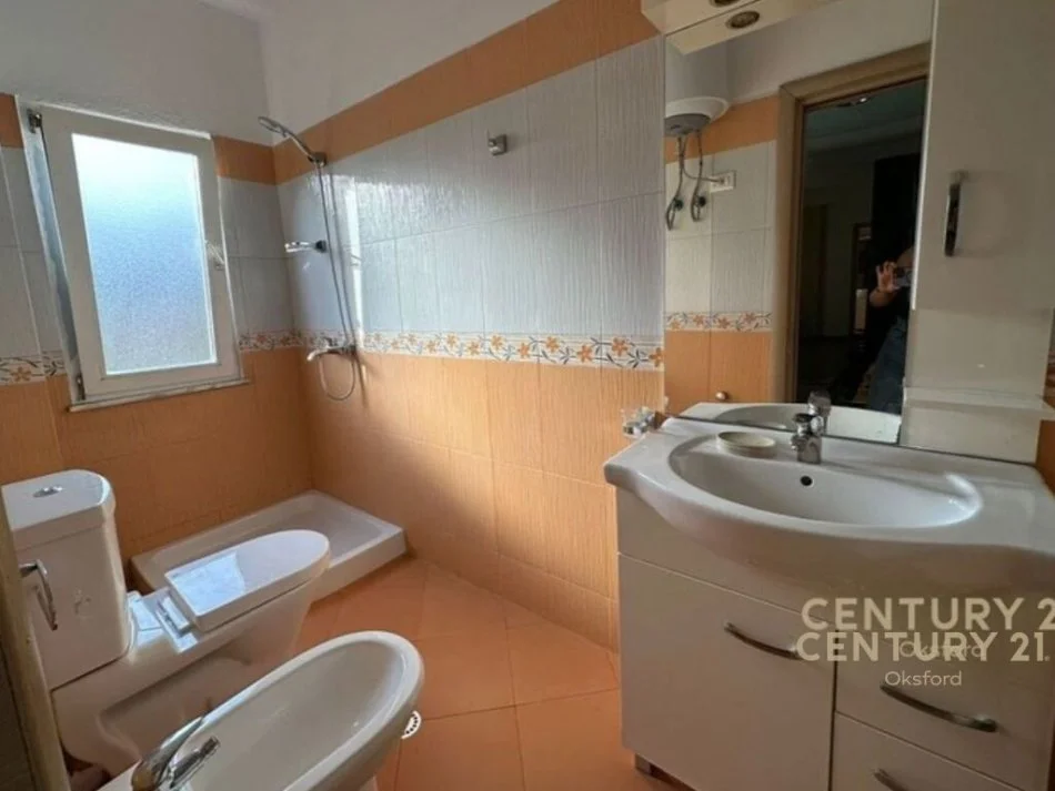 Tirane, jepet me qera apartament 2+1 Kati 2, 100 m² 550 € (komuna e parisit)