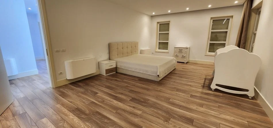 Tirane, jepet me qera Vile 5+1+Ballkon Kati 1, 602 m² 4.500 € (Rruga e Vilave)