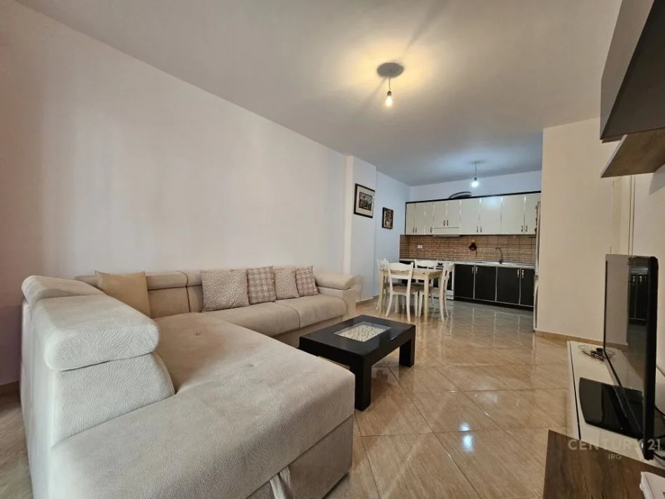 Tirane, jepet me qera apartament 2+1 Kati 8, 95 m² 400 € (Rruga Besim Alla, Pallatet Cabej, Pallatet Çabej)