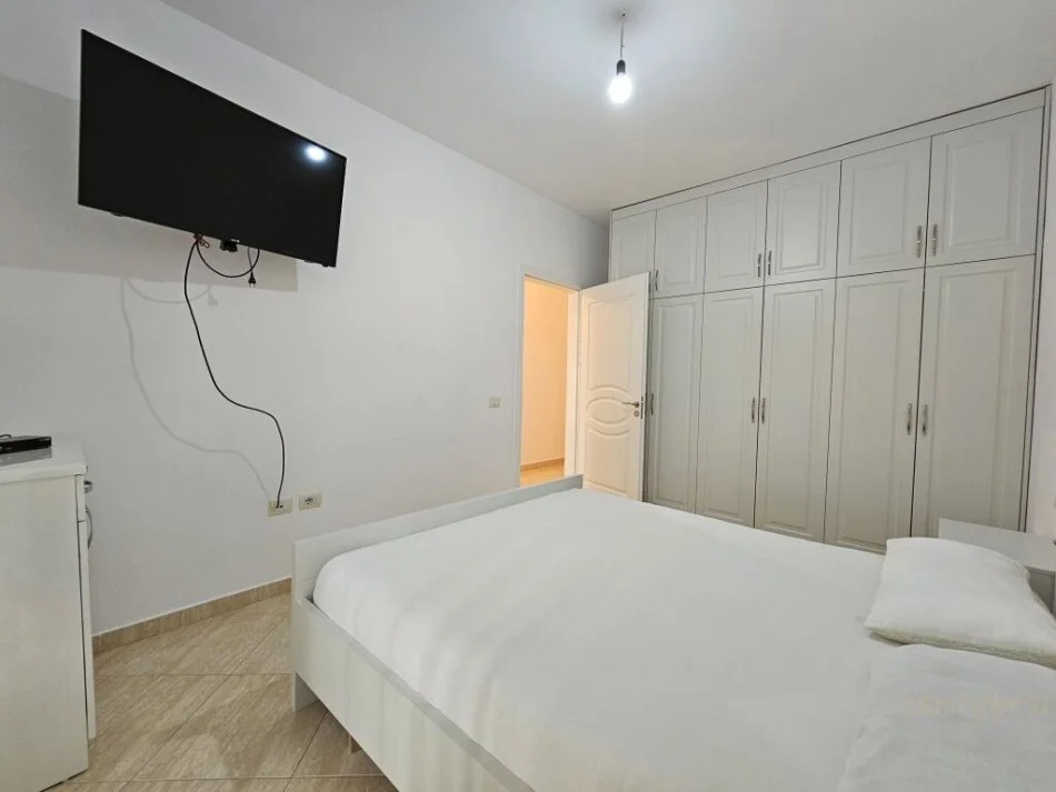 Tirane, jepet me qera apartament 2+1 Kati 8, 95 m² 400 € (Rruga Besim Alla, Pallatet Cabej, Pallatet Çabej)