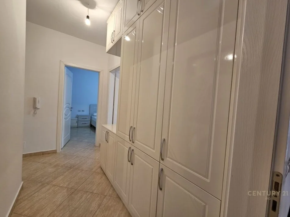 Tirane, jepet me qera apartament 2+1 Kati 8, 95 m² 400 € (Rruga Besim Alla, Pallatet Cabej, Pallatet Çabej)