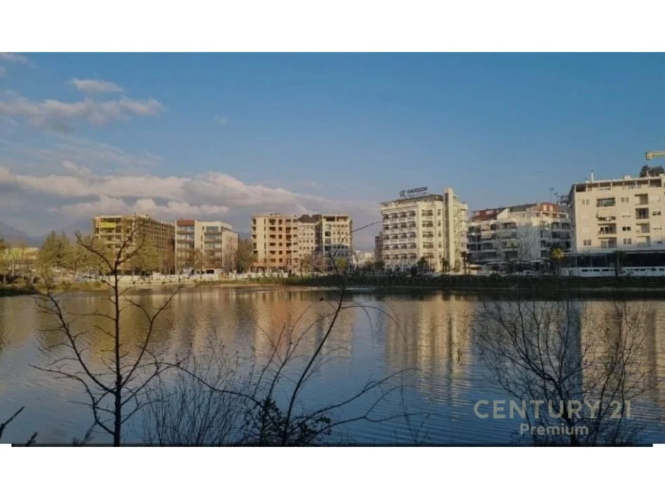 Tirane, jepet me qera apartament 2+1+Ballkon Kati 2, 90 m² 700 € (ne zonen e Liqenit të Thatë)